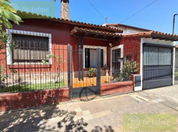 Casa · 145m² · 3 Ambientes · 1 Cochera · Vende - Casa 3 Ambientes Sobre Lote Propio, Monoambiente, Jardín y Parrilla
