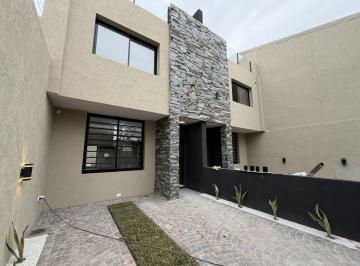 Casa · 162m² · 5 Ambientes · 1 Cochera · Únicos - Triplex 5 Amb con Jardín y Piscina Excelente Categoría