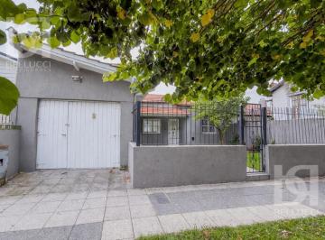 Casa · 140m² · 3 Ambientes · Casa de Tres Ambientes Reciclada en El Barrio Parque Luro en Venta