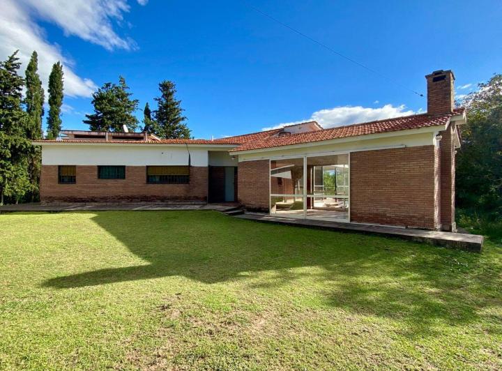 Casa · 400m² · 6 Ambientes · 3 Cocheras