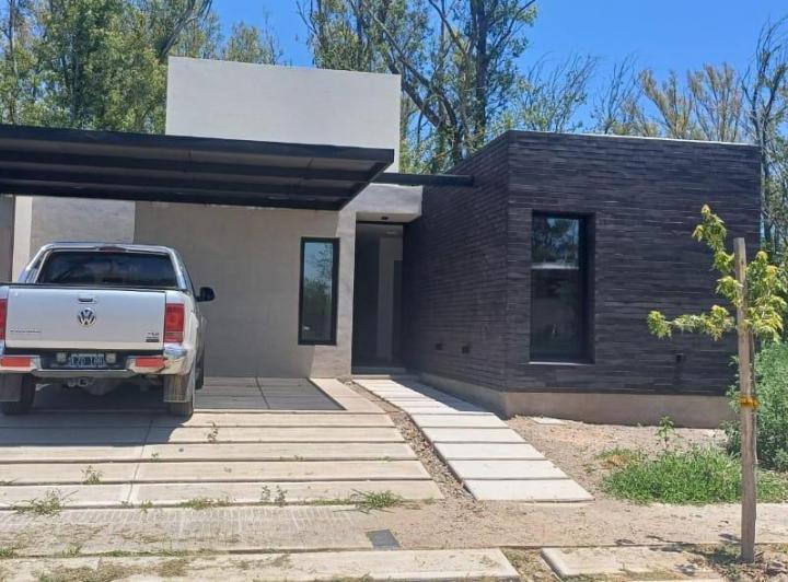 Casa · 100m² · 3 Ambientes · 2 Cocheras