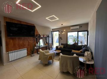 Casa · 90m² · 4 Ambientes · 1 Cochera · Vende Casa en Cipolletti Barrio Los Nogales
