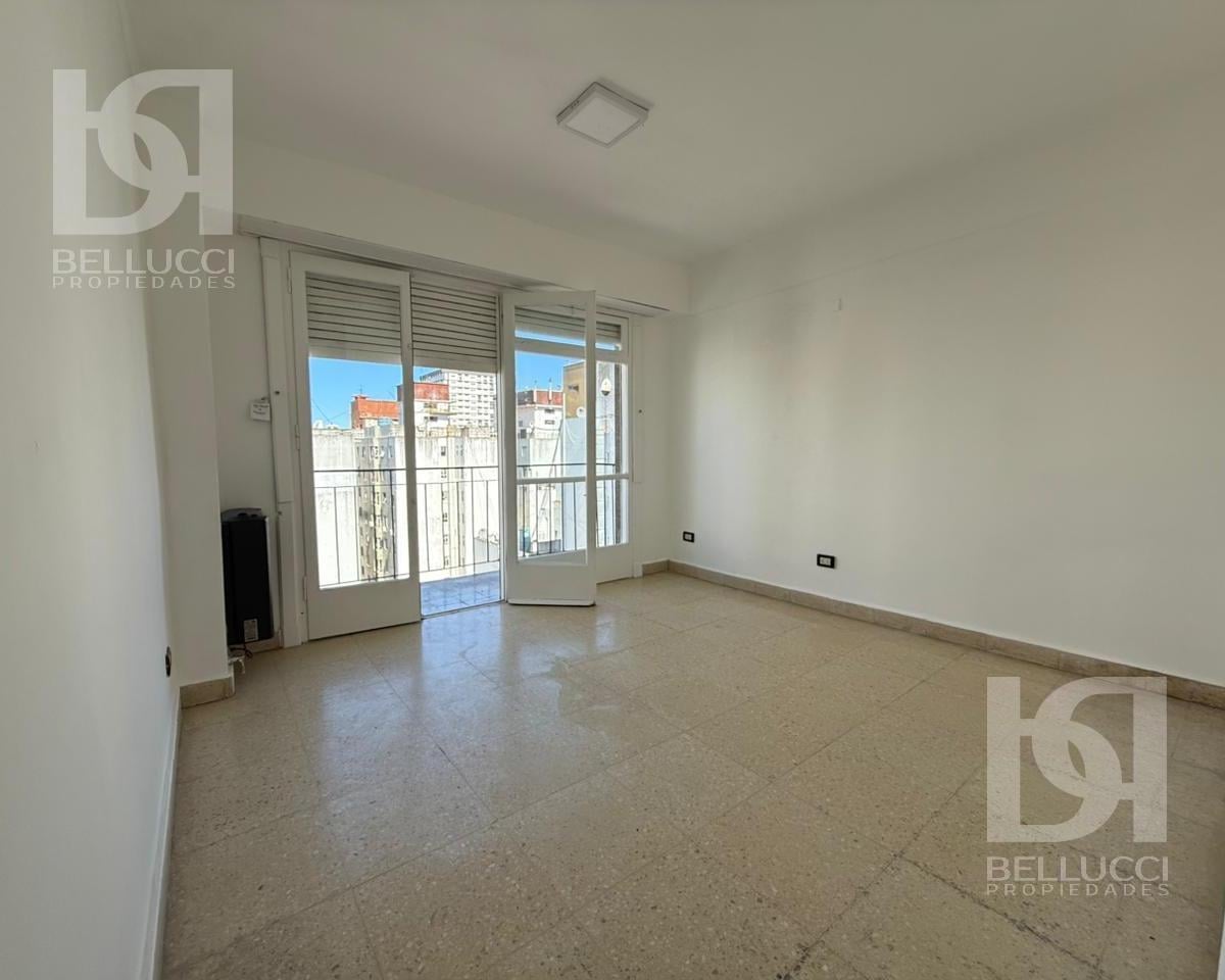 Departamento de 2 ambientes en venta con balcón — Centro