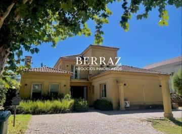 Casa · 292m² · 8 Ambientes · Casa Venta 4 Dorm. Barrio Ayres del Pilar Lote de 971 m² Pilar, Zona Norte