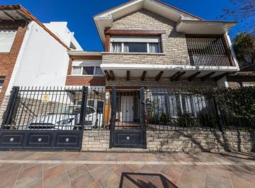 Casa · 216m² · 5 Ambientes · 1 Cochera · Chalet 5 Ambientes C/ Sótano y Pileta Barrio Chauvín