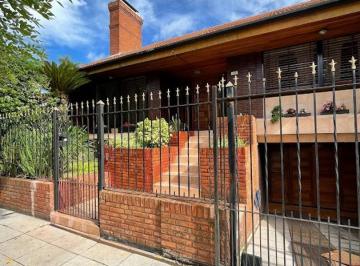 Casa · 239m² · 5 Ambientes · 3 Cocheras · Chalet 5 Ambientes a 4 Cuadras de La Estación de Castelar