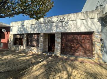Casa · 165m² · 5 Ambientes · 1 Cochera · Casa en Alquiler Los Hornos Centro Garage
