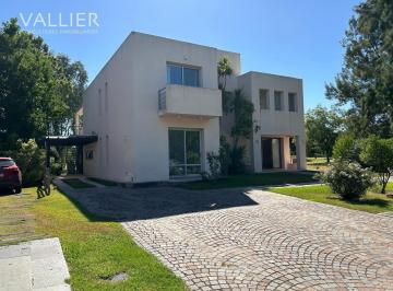 Casa · 290m² · 4 Ambientes · 1 Cochera · Casa en Venta en Pilar del Lago, Pilar, G. B. a. Zona Norte