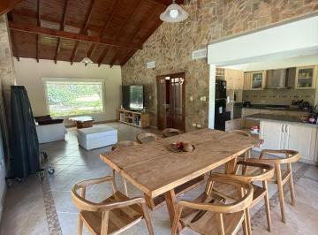 Casa · 220m² · 5 Ambientes · 1 Cochera · Alquiler Casa Haras del Sur 1