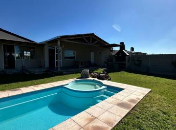 Casa de 4 ambientes, Luján de Cuyo · Casa con Piscina Climatizada