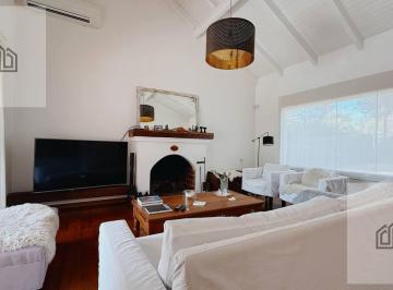 Casa · 227m² · 7 Ambientes · 3 Dorm - 287 m Cub - 1100 m Lote - Quincho - Pileta