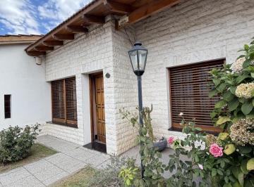 Casa · 144m² · 6 Ambientes · Casa - 3 D - Garaje Doble - Quincho - Jardin