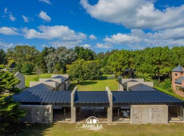 Casa · 484m² · 5 Ambientes · Casa Estilo Moderno en El Exclusivo Barrio Privado Marayui