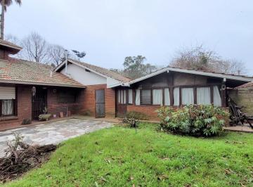 Casa · 242m² · 4 Ambientes · 2 Cocheras · Oportunidad! Chalet con Amplio Parque en Barrio Las Dalias