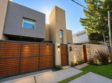 Casa · 143m² · 5 Ambientes · 2 Cocheras · Venta - Casa de Tres Dorm. a La Venta en Tierra Nueva, Fisherton, Rosario