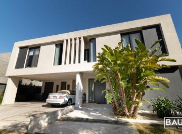 Casa · 408m² · 8 Ambientes · 3 Cocheras · Casa en Venta en El Golf, Nordelta, Tigre