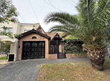 Casa · 324m² · 4 Ambientes · 3 Cocheras · Casa con Pileta, Quincho y Garage Doble en Castelar