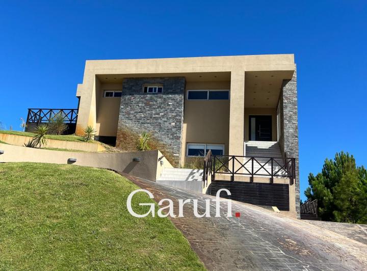 Casa · 302m² · 5 Ambientes · 3 Cocheras