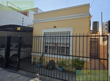 Casa · 79m² · 3 Ambientes · 1 Cochera · Venta - Casa 3 Ambientes en Béccar con Jardín, Ubicada en Zona Residencial.