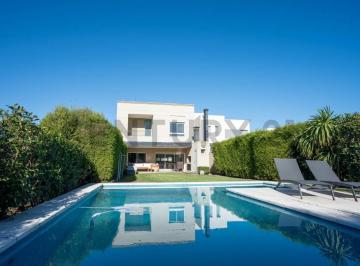 Casa · 220m² · 4 Ambientes · 2 Cocheras · Casa en Venta en City Bell, Barrio El Quimilar