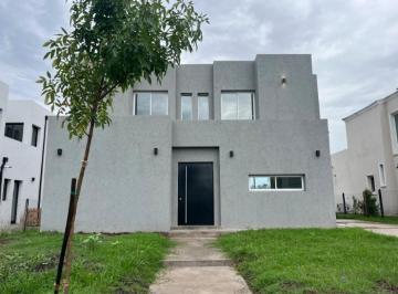 Casa · 208m² · 4 Ambientes · 2 Cocheras · Casa 4 Ambientes a Estrenar en Venta en Santa Lucia