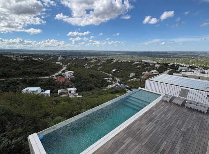 Casa · 350m² · 5 Ambientes · 4 Cocheras