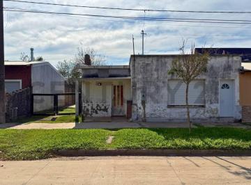 Casa · 122m² · 5 Ambientes · 1 Cochera · Venta Casa de 3 Dorm. con Jardín en Fuentes, Santa Fe