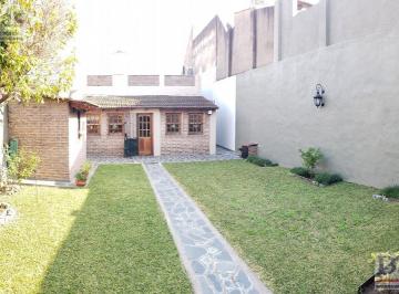 Casa · 130m² · 3 Ambientes · 1 Cochera · Casa en Venta de 3 Ambientes en Remedios de Escalada con Fondo Libre y Cochera
