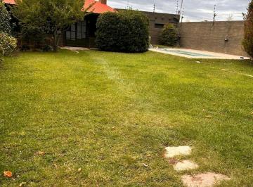 Casa · 220m² · 5 Ambientes · 3 Cocheras · Venta Casa con Pileta y Quincho en Lujan de Cuyo