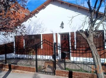 Casa · 313m² · 6 Ambientes · Venta de Casa 3 Habitaciones con Quincho y Departamento