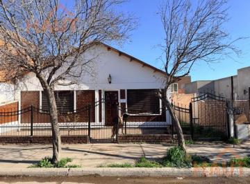 Casa · 313m² · 6 Ambientes · Venta de Casa 3 Habitaciones con Quincho y Departamento