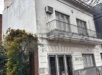 Casa · 120m² · 5 Ambientes · 1 Cochera · Casa Sobre Lote Propio de 300 m² con Parque y Pileta – 19 Entre 35 y 36