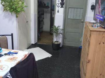 Casa de 6 ambientes, Barracas · 3 Deptos. de 1, 2 y 3 Amb. con Patio y Terraza. en Block.