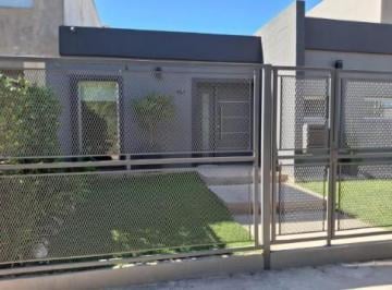 Casa · 225m² · 2 Dormitorios · 1 Cochera · Hermosa Casa de 3 Dorm. en Cipolletti - Apta Credito.