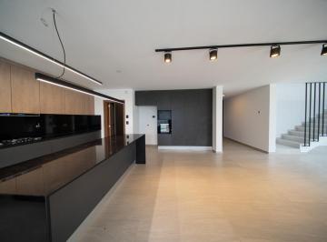 Casa · 240m² · 7 Ambientes · 2 Cocheras · Campo Chico - Casa Esquina Frente Espacio Verde! 3d 3b - 330t 240c