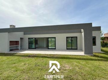 Casa · 168m² · 4 Ambientes · 4 Cocheras · Casa en Medal Country Club 4 Ambientes Galeria y Pileta. Golf y Amenities Financiacion