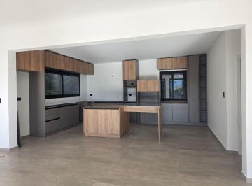 Casa · 304m² · 5 Ambientes · 2 Cocheras · Casa en Venta Country La Cuesta a Estrenar 3 Dorm.