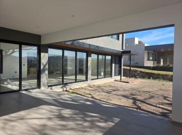Casa · 304m² · 5 Ambientes · 2 Cocheras · Casa en Venta Country La Cuesta a Estrenar 3 Dorm.