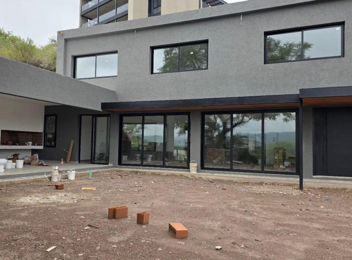 Casa · 304m² · 5 Ambientes · 2 Cocheras