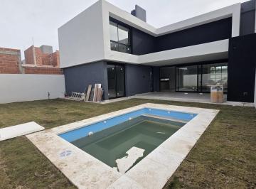 Casa · 286m² · 8 Ambientes · 2 Cocheras · Casa en Venta en La Luisita 4 Dorm.