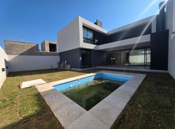 Casa · 286m² · 8 Ambientes · 2 Cocheras · Casa en Venta en La Luisita 4 Dorm.