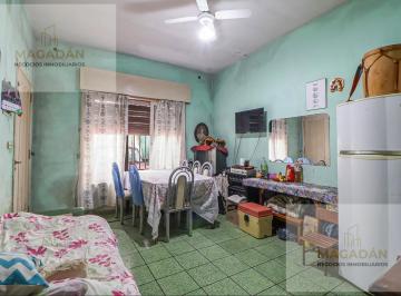 Casa · 65m² · 3 Ambientes · 2 Cocheras · Venta Casa 3 Amb con 2 Cocheras Al Frente Patio Fondo - Caseros - Acepta Permuta - Apto Credito