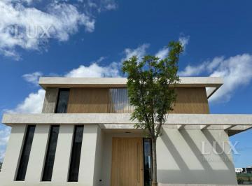 Casa · 266m² · 7 Ambientes · 6 Cocheras · Casa de Diseño en Alquiler Al Lago Puertos del Lago