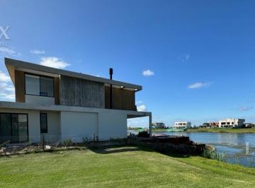 Casa · 266m² · 7 Ambientes · 6 Cocheras · Casa de Diseño en Alquiler Al Lago Puertos del Lago