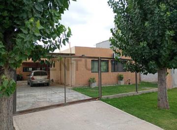 Casa · 102m² · 2 Dormitorios · 2 Cocheras · Casa en Venta Barrio La Mora
