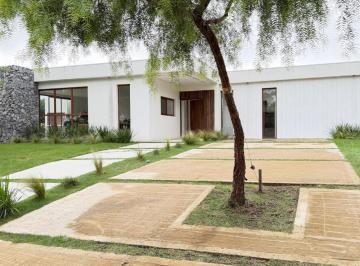 Casa · 150m² · 4 Ambientes · 2 Cocheras · Venta - Casa en Barrio Privado Santa Elena - Pilar del Este
