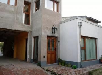 Casa · 180m² · 3 Ambientes · 2 Cocheras · Casa en Venta - 2 Dorm. 2 Baños - Cocheras - 330 m² - Quequén