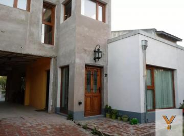 Casa · 180m² · 3 Ambientes · 2 Cocheras · Casa en Venta - 2 Dorm. 2 Baños - Cocheras - 330 m² - Quequén