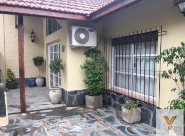 Casa · 110m² · 4 Ambientes · 1 Cochera · Casa en Venta - 2 Dorm. 1 Baño - Cochera - 220 m² - Coronel Brandsen