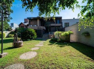 Casa · 308m² · 5 Ambientes · 3 Cocheras · Venta Casa en Castelar Norte Centro 5 Amb con Parque, Quincho y Cochera.